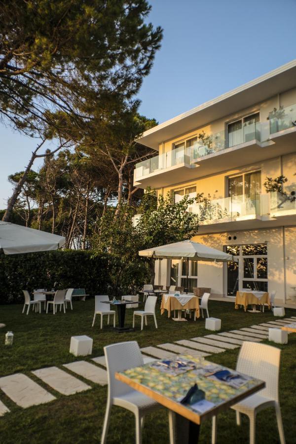 Hotel Artemide Mare Paestum Esterno foto