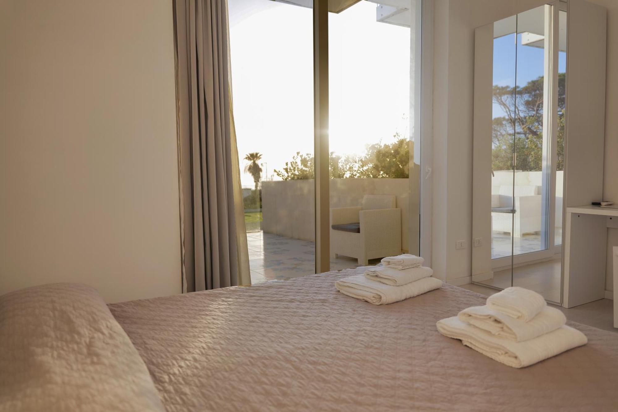 Hotel Artemide Mare Paestum Esterno foto