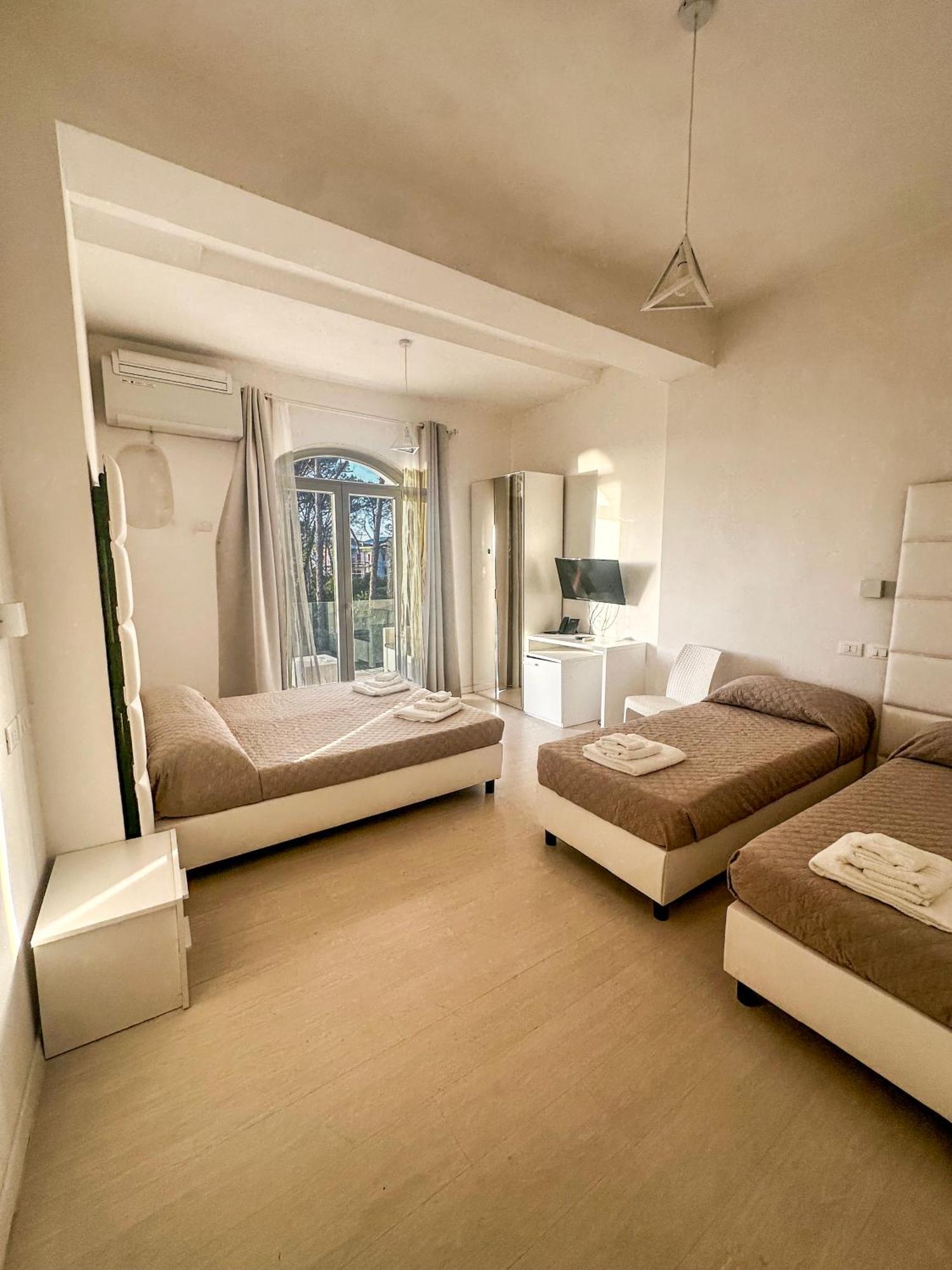 Hotel Artemide Mare Paestum Esterno foto