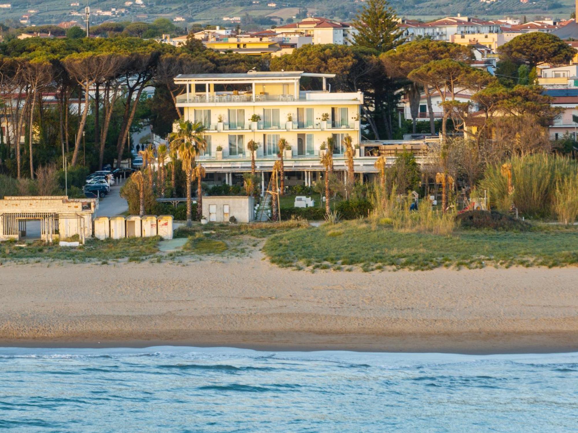 Hotel Artemide Mare Paestum Esterno foto